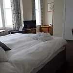 Phoenix Court 5*